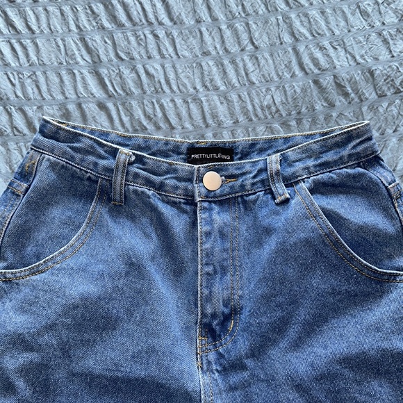 Pretty Little Thing Mid Wash Cargo Pocket Jeans - Picture 5 of 5